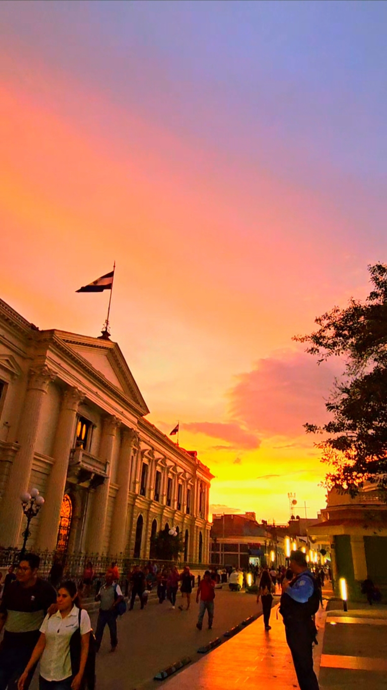 Atardecer por las calles del centro histórico de San Salvador . . . . #sivargram #sansalvador #elsalvador #sunsetvibes #musica 