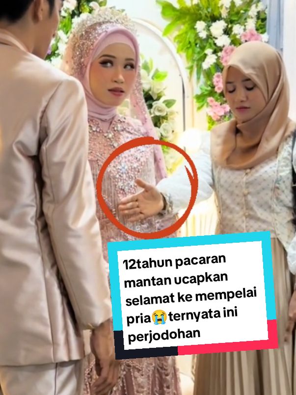 seorang wanita diduga mantan ucapkan selamat menikah kepada kekasih nya di pelaminan buat semua menangis #konten #perselingkuhan #videoviral #viralvideo #viral #selingkuhviral #selingkuh #pernikahan 