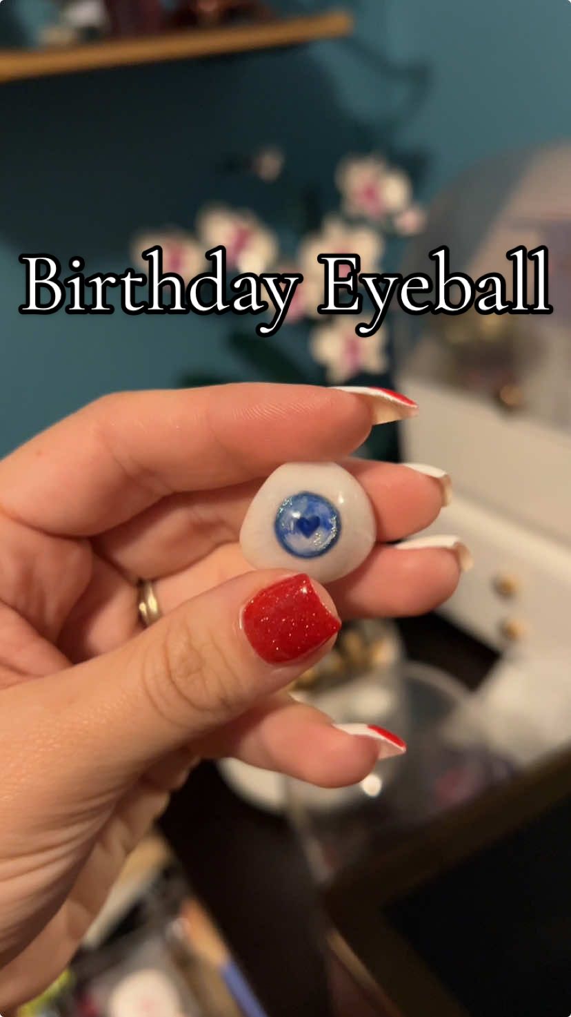 I GOT A BIRTHDAY EYEBALL from @Christina_Oculara !!!! It’s so freaking cute! I think she’s a new favorite 💙 #prostheticeye #oneeye #fakeeye #birthday 