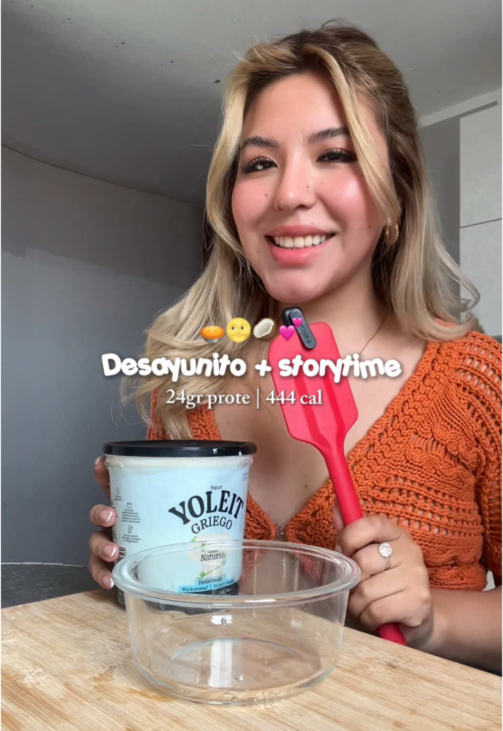 Desayunito + storytime 🙆🏼‍♀️☕️ Pastel proteico de coco 🥥  Ingredientes: ✅3 cucharadas de yogurt griego (100gr) ✅2 huevos ✅4 cucharadas de avena instantánea (30gr) ✅1 cucharada al ras (4gr) de coco rallado  ✅1 cdita de polvo para hornear  ✅1/2 cdita canela en polvo y esencia de vainilla  ✅stevia a gusto y una pizca de sal  Para decorar: ✅20gr de yogurt griego  ✅1 cucharada de coco rallado(4gr) ✅2 cucharadas(20ml) de leche evaporada  ➡️CAL x todo: 444 ✅Prot: 24 ✅Carbs: 33 ✅Grasa: 24 #desayunosfit #desayunossaludables #desayunofitness #perufitness #perufit #recetassaludable  #limaperu🇵🇪 #storytime #firstdate #primeracita 