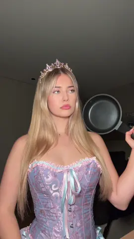Corset Victoriano + Tiara ULTIMA UNIDAD !! Corset Victoriano Lila S Precio:75 soles Tiara 8 soles Ig:@bayba.store #Shein #distraz #halloweenmakeup #halloween2021 #typ #lima #rapunzel #princesa #prince #f
