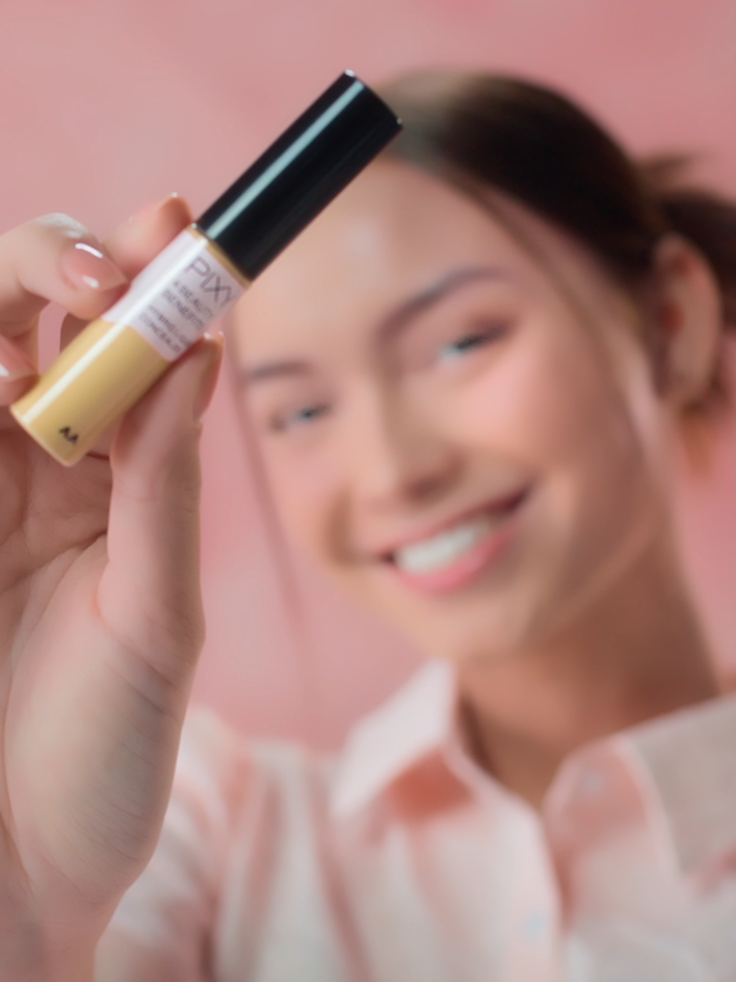 Concealer bikin kantong mata jadi abu-abu atau gak ketutup sama sekali?🙈 PIXY to the rescue!🏃‍♀️💨 Pakai shade 02 buat color correcting, trus lanjut pakai shade 01 buat concealing. #SimplyFlawless #4BBHybridLiquidConcealer #PIXY #pixycosmetics