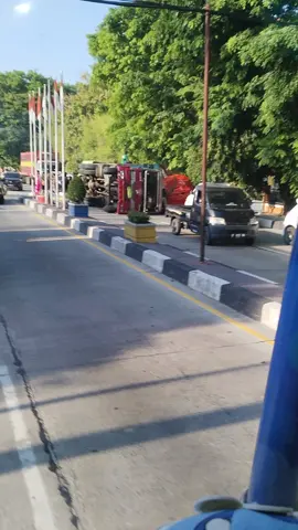 terbalik di Kota Barru