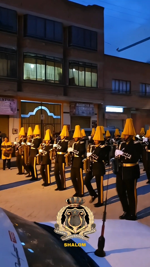 GUERRA DE BANDAS desfile de teas por los 26 años de vida de la UNIDAD EDUCATIVA ADVENTISTA SHALOM 💛 #tiktokbolivia #banda #adventistashalom #shalom #desfiledeteas 