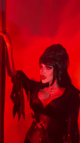 Are you looking for me ? #elvira #halloweenmakeup #elviramistressofthedark #goth #gothicmakeup #halloweenideas #marieugene #drarockstar 