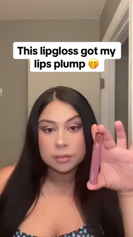 This color gloss made my lips look juicy and plump 😍😱 #fyp#lips#lipglow#lipgloss#trending#tiktokshop#makeup#gloss#lips