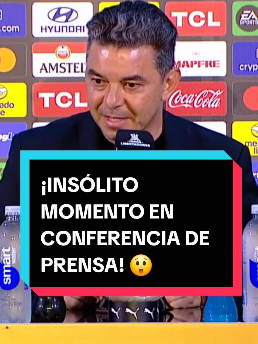 ¿SE QUEDÓ DORMIDO EN PLENA CONFERENCIA? 🤔👀 Momento insólito tras la semi de #CONMEBOLLibertadores  ▶️ Más 🏆 Conmebol #Libertadores en #DisneyPlus #TikTokDeportes #conferencia #Gallardo #dormido 