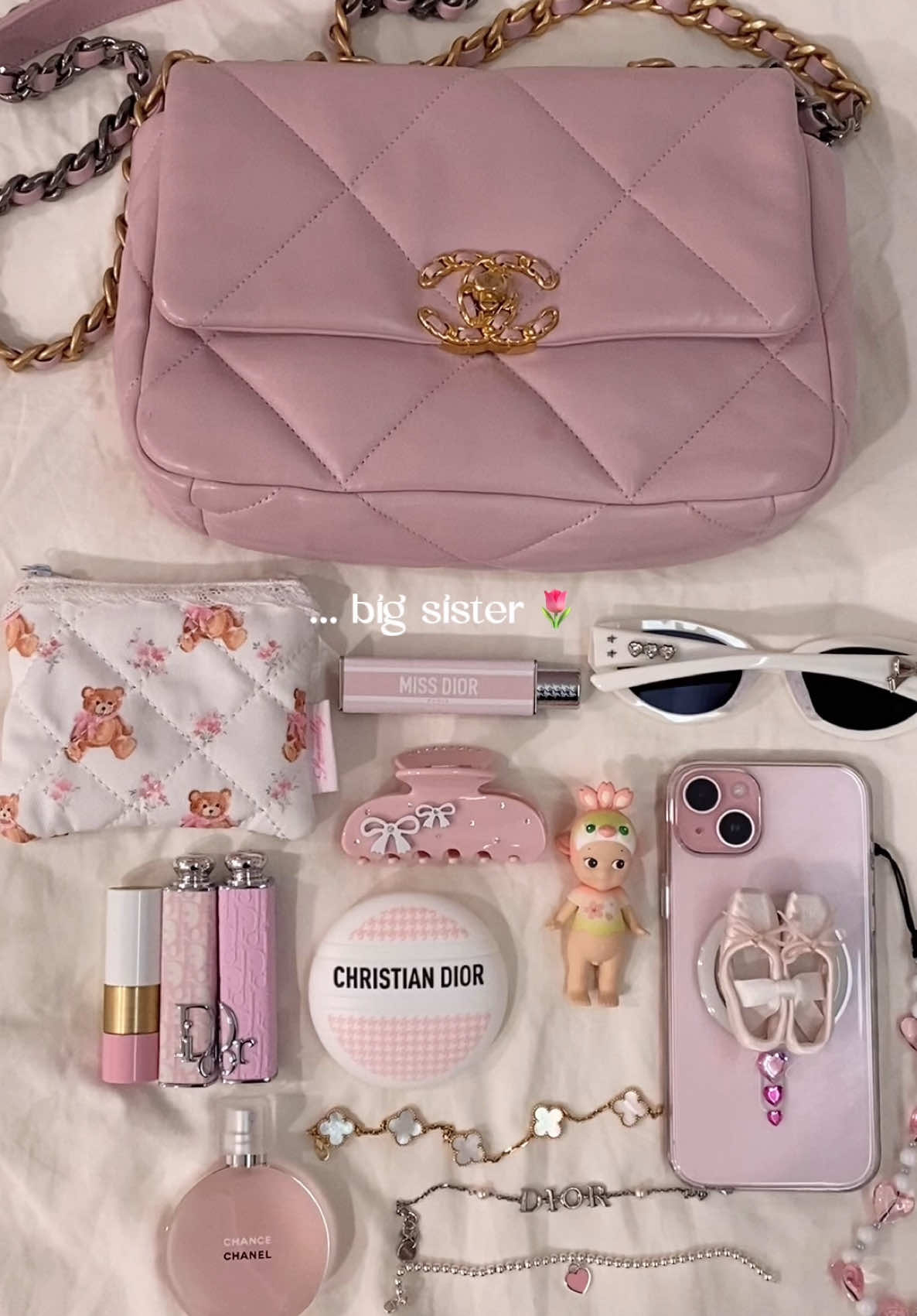 little vs big sister bags! 🎀🤍 #whatsinmybag #makeup#beauty#aesthetic#cosmetics#lipgloss @SAMO ONDOH @Emi Jay @Glossier @Summer Fridays @touchland @sweetly 🤍 