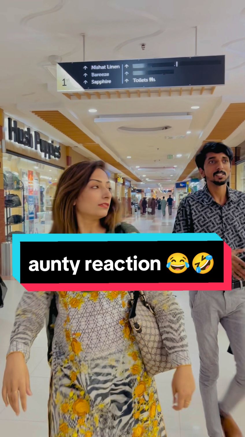 ye kon sa mall ha comments main  bataen 🤪 aunty k sath prank 😂 #rj_nazim_official #siasi_shoorli #girlvoiceprank #girlvoiceprank 