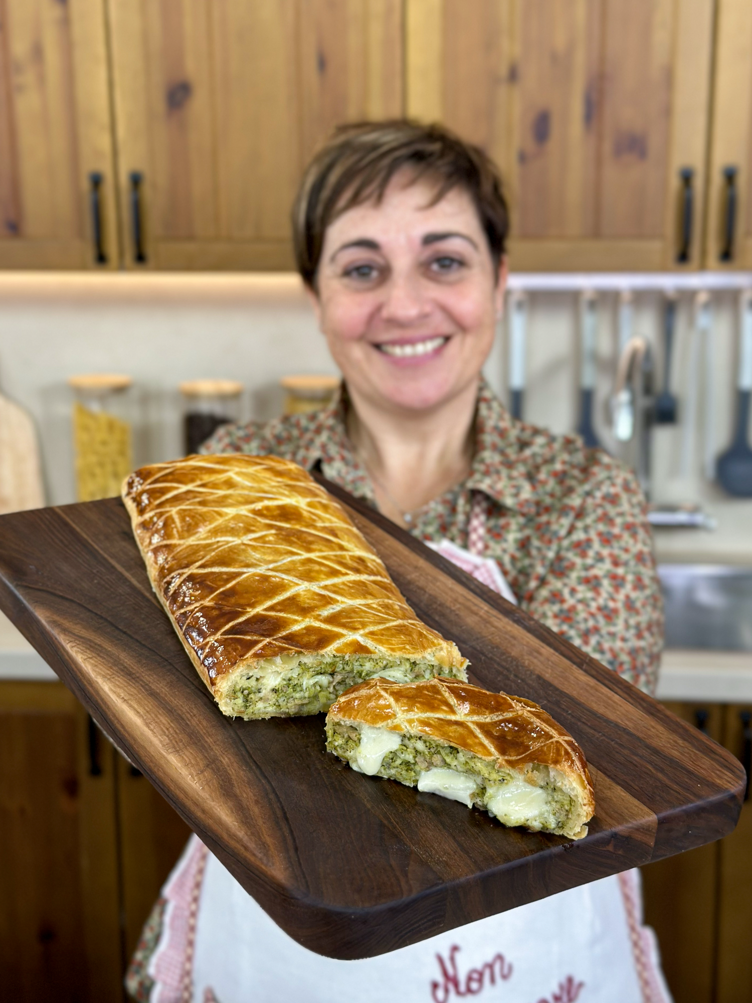 STRUDEL SALATO BROCCOLI E SALSICCIA Perfetto come gustoso piatto unico o come antipasto 👍 INGREDIENTI 1 rotolo pasta sfoglia rettangolare 400g broccoli 2 salsicce 150g provola a cubetti 1 spicchio aglio peperoncino q.b. olio d’oliva q.b. sale q.b. 1 tuorlo (per spennellare) PROCEDIMENTO In una pentola di acqua bollente salata lessiamo i broccoli per circa 8 minuti. Intanto in una padella mettiamo un filo d’olio e facciamo soffriggere l’aglio tritato insieme al peperoncino. Spezzettiamo le salsicce direttamente in padella e facciamole rosolare per qualche minuto. Scoliamo i broccoli e ripassiamoli in padella, spezzettandoli bene con il mestolo e lasciando cuocere finché non saranno belli morbidi. Poi spegniamo il fuoco e lasciamo intiepidire. A questo punto aggiungiamo in padella la provola a cubetti, che diventerà filante. Srotoliamo la pasta sfoglia sul piano, con il lato corto verso di noi, e sistemiamo il ripieno al centro compattandolo un po’. Aiutandoci con la carta forno in dotazione chiudiamo i due lembi di pasta sopra il ripieno. Sigilliamo bene le estremità e poi rovesciamo lo strudel in modo che la piega resti in basso. Spennelliamo la superficie con il tuorlo sbattuto. Infine con uno stecchino realizziamo una decorazione in superficie, senza premere troppo. Mettiamo lo strudel in una teglia con la sua carta forno sotto e cuociamo in forno ventilato a 180°C per 20-25 minuti. Ed ecco pronto il nostro strudel salato broccoli e salsiccia! Lasciamolo leggermente intiepidire e poi tagliamo a fette e gustiamolo! #strudel #strudelsalato #broccoli #salsiccia #recipe #ricettafacile #benedettarossi #fattoincasadabenedetta #cucinaitaliana