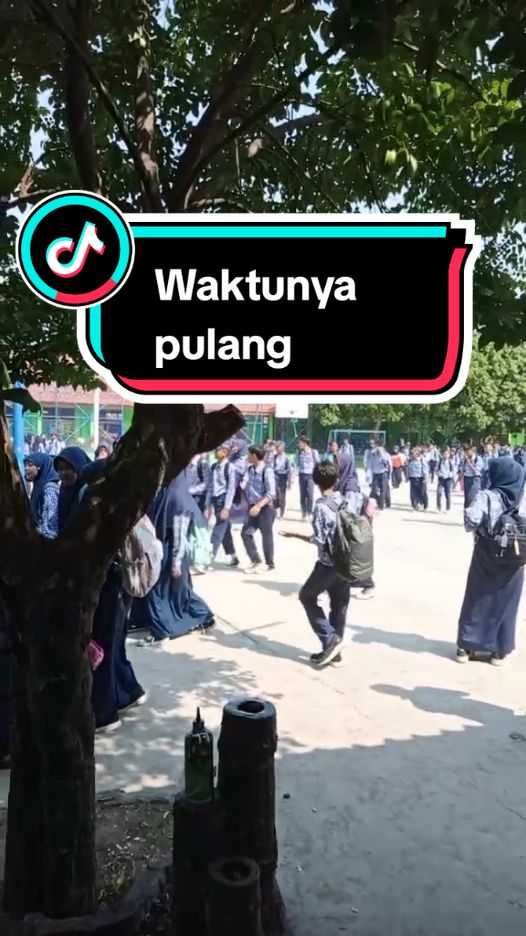 Waktu pulang sekolah adalah hal yang paling ditunggu. #smpn1rengasdengklok  #gurutiktok  #kaoskaki  #kaoskakimurah 