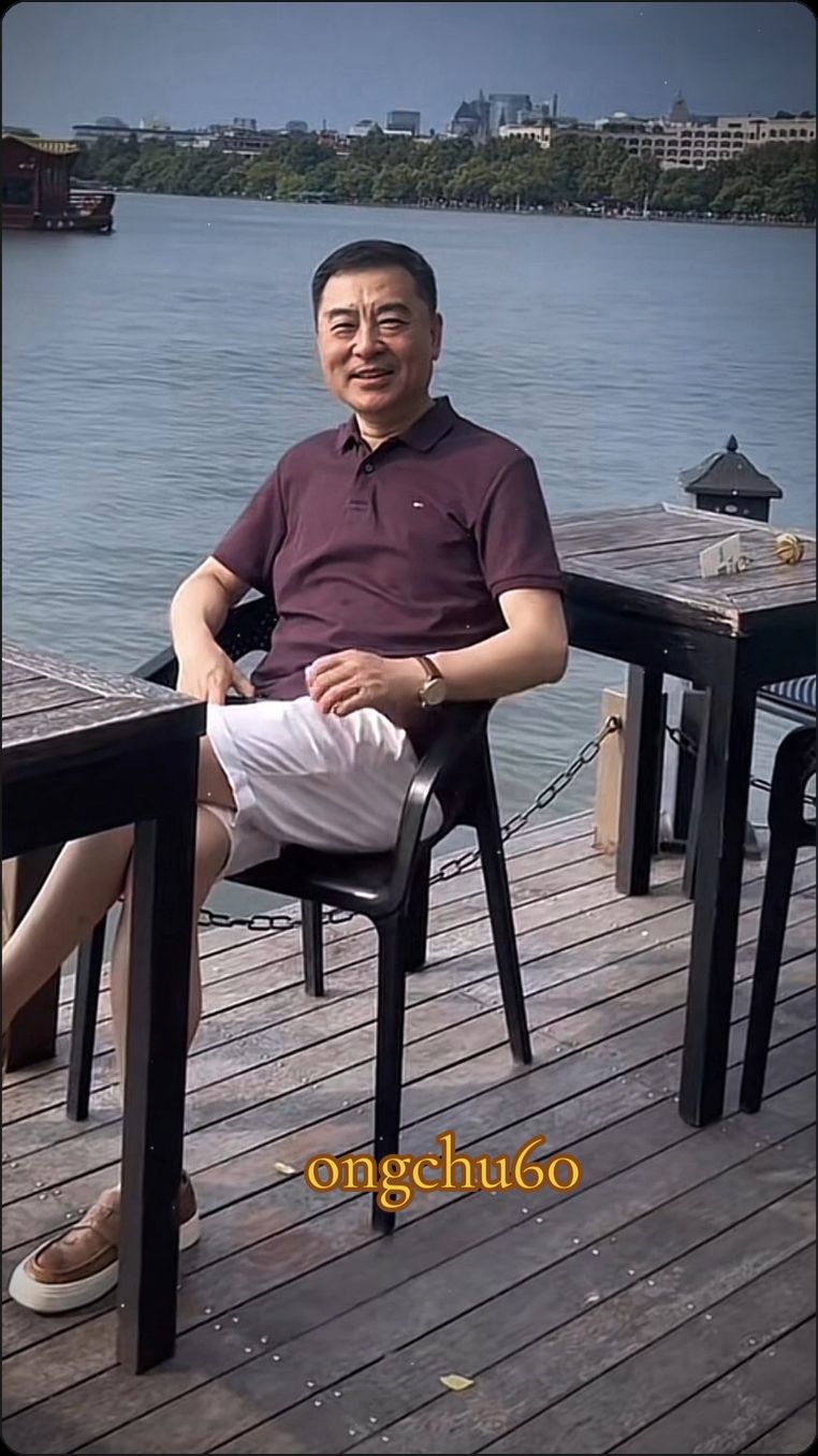 There are many ways to be happy, but the fastest way is seeing you.😆 #xuhuong #trungnienphongdo #trungnien #ongchu #traideptrungquoc #trungnienvanphong #trungniendep #chinabear #dadaykhoemanh #bear #trend 