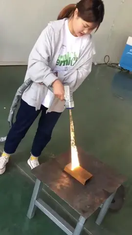 Laser rust removal, it feels like watching a sci-fi film. #creative #rustremoval #lasertechnology #invention #wow #skill #amazingChinesepeople #CleverChinaBits #havefun #insteresting #happylife #enjoy #share Credit to 5389941767 on xiaohongshu.