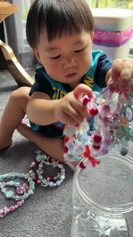 อัลฟ่าดูจิงจังมาก55#หลานย่ากลอย #ย่าชอบงานลูกปัด 