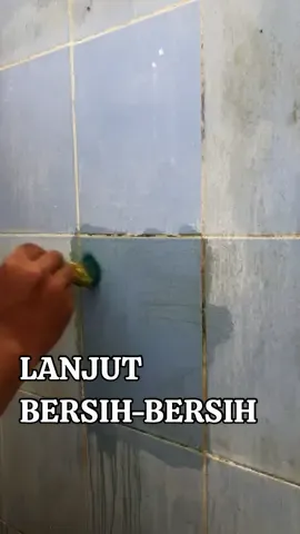 Lanjut kita bersihin keramik di toilet rumah. No ribet no fek ini real gais semudah itu membersihkan kerak, noda atau jamur di tembok keramik. 🤩 Langsung checkout di keranjang kuning sekarang juga ya! 🔥 #pembersihkerak #pembersihkamarmandi #fyp 
