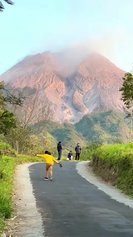 View Gunung Merapi dari Ekowisata Kalitalang Klaten ini emang indah banget, pantes saja kalau wisata ini viral #TTPetualangPro #fyp #kalitalang #gunungmerapi #jogja