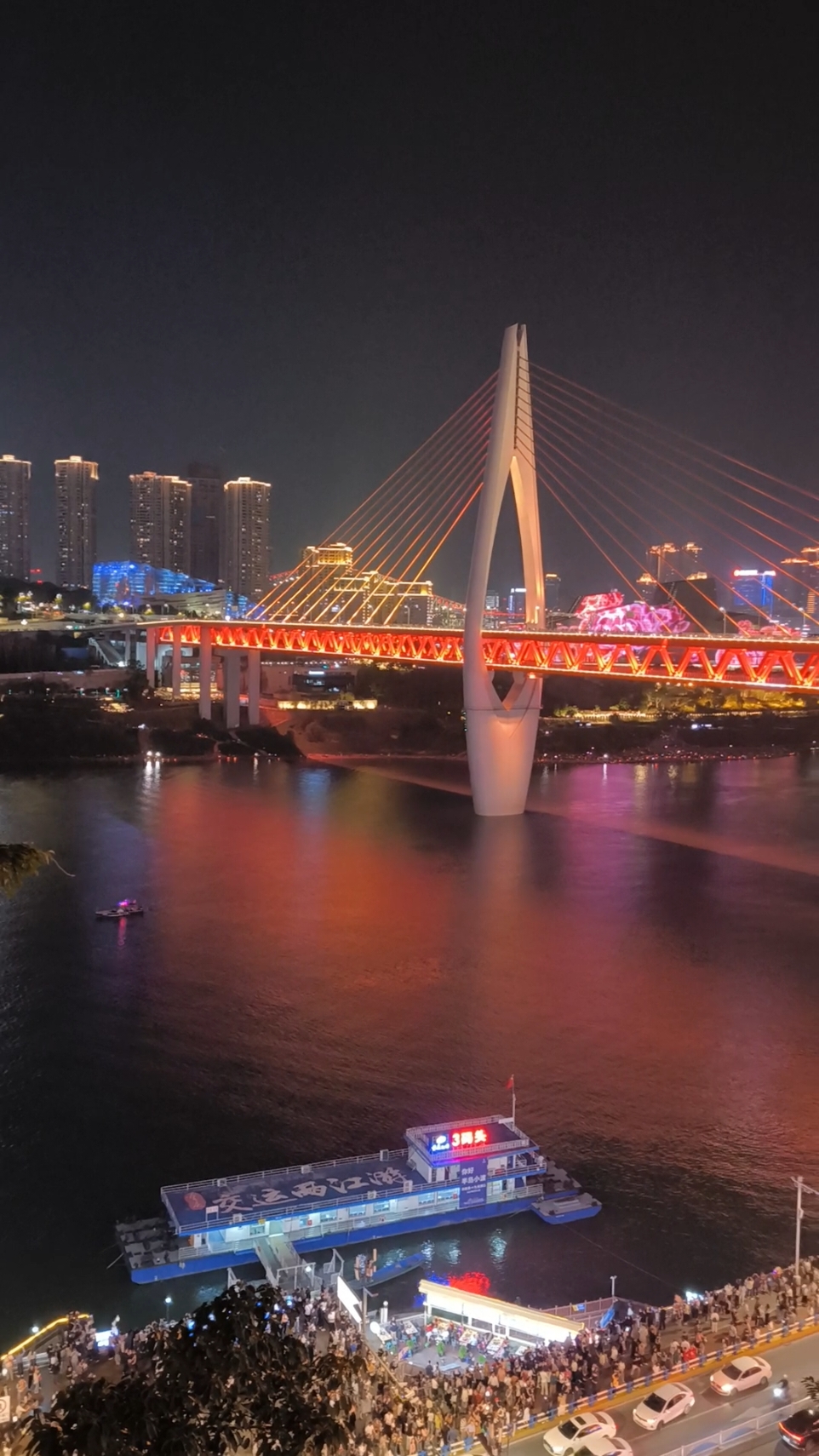 Hongyadong by night，Chongqing， China 洪崖洞, 重庆 #mountain #asia #洪崖洞 #old town #street #incredible #landscape #paysage #chongqing  #重庆#中国 #我爱你中国 #China #chinaa #chine #asie #pont #night #nuit #四川 