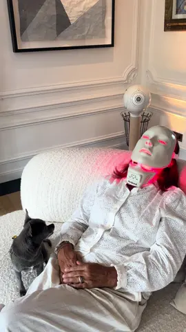 Even dogs are obsessed and want to try that led mask✨ #myblend  #myledmask #ledmask #masqueled #redlight 
