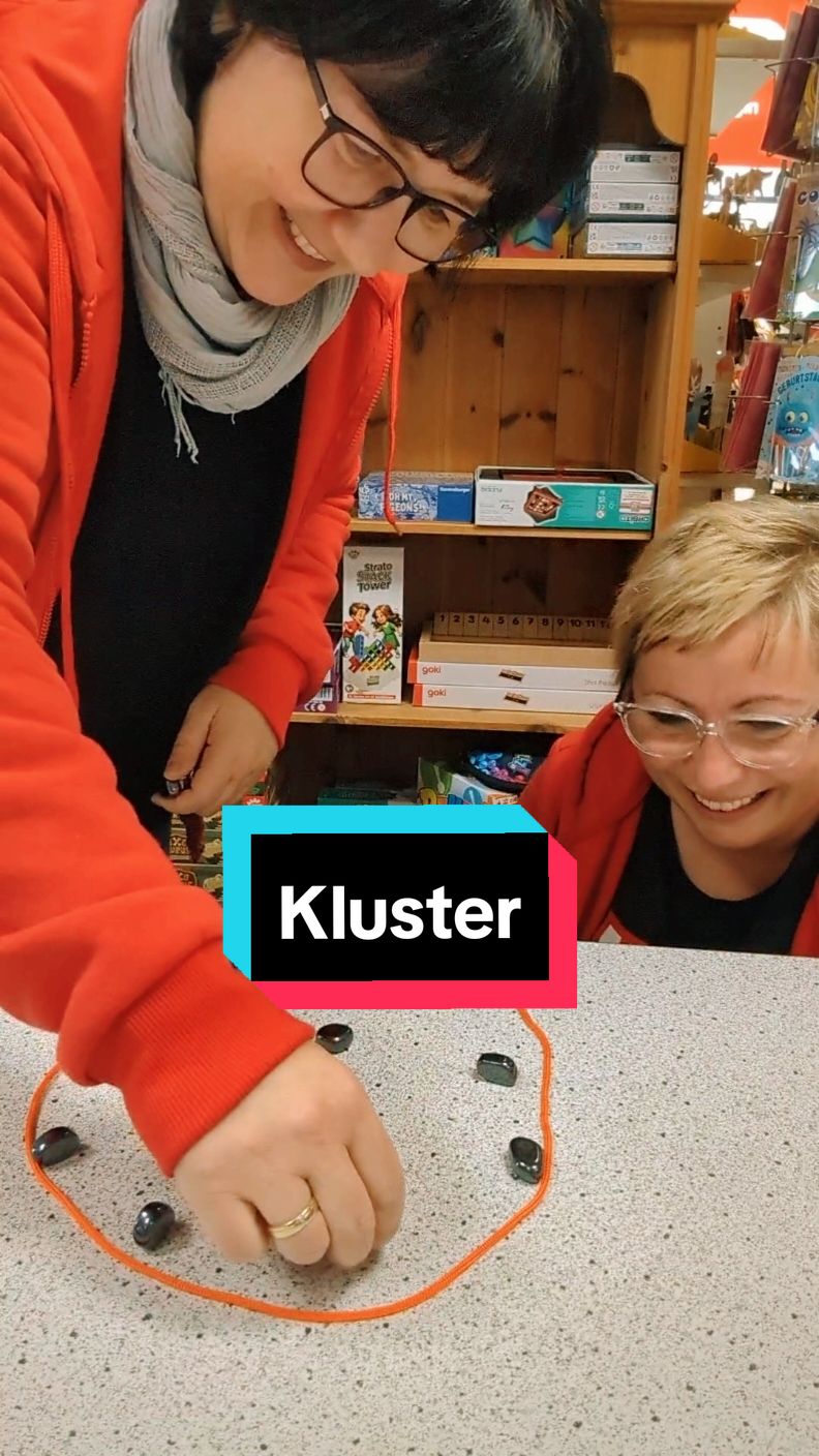 Heute spielen wir für euch eine schnelle Runde Kluster! 💕 Das Spiel findet ihr übrigens hier:  https://spielzeug-land.shop/KLUSTER/SW10236 #werbungunbezahlt #foryoupage #boardgames #spielen #kinderspiele #kinder #spielzeuglandglauchau #erklären #viral #fy #foryoupage #pourtoi #füfdich #trending #viral #games #gamesathome #boardgametok #silkeundhenni #kluster #klusterduo #magnetspiel #magnete #magnetisch #magnetic 