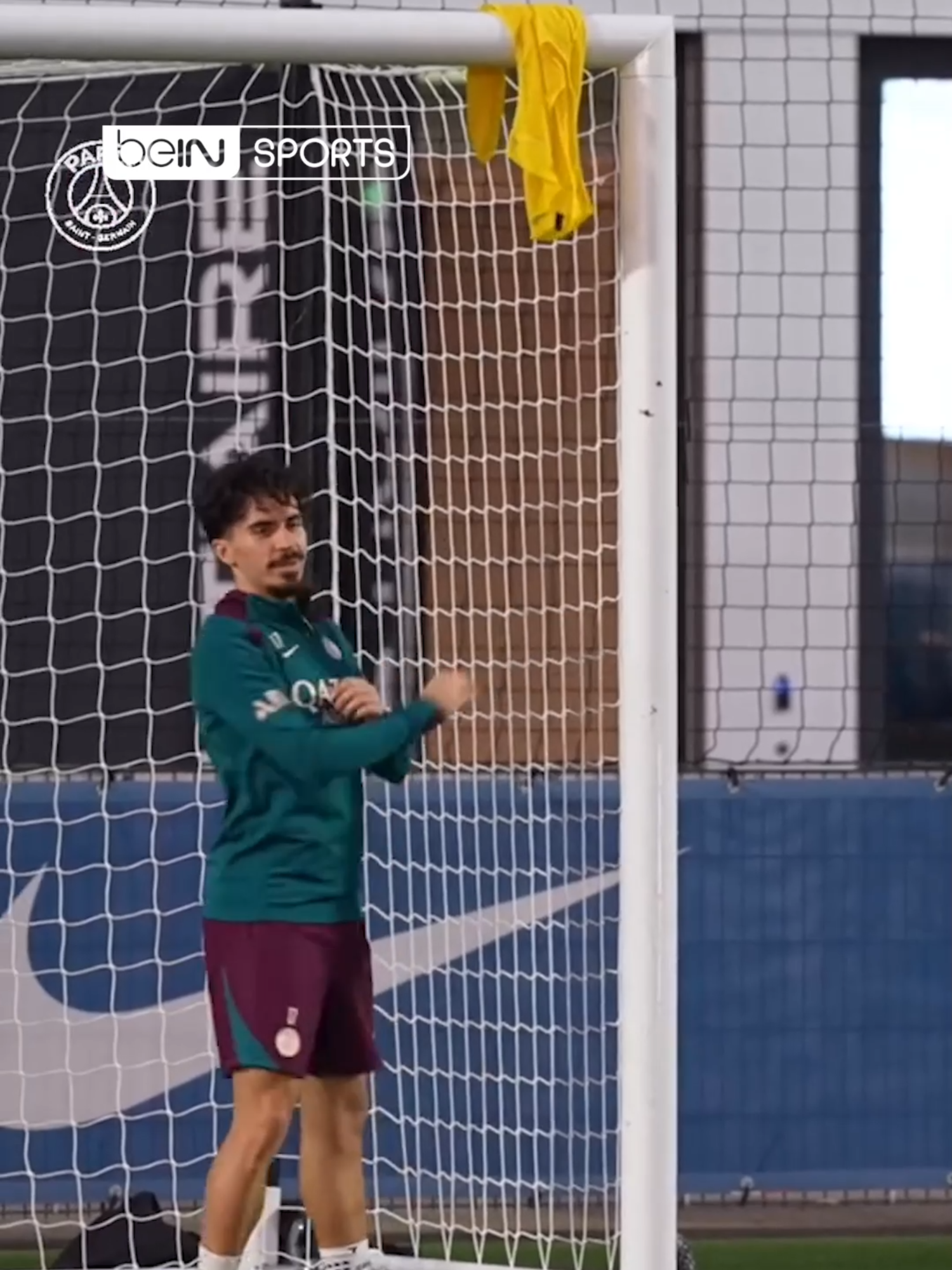 😂 Quand Vitinha invente sa propre VAR ! #football #soccer #psg #vitinha #parisg #parissaintgermain #skills #VAR #sport #sports