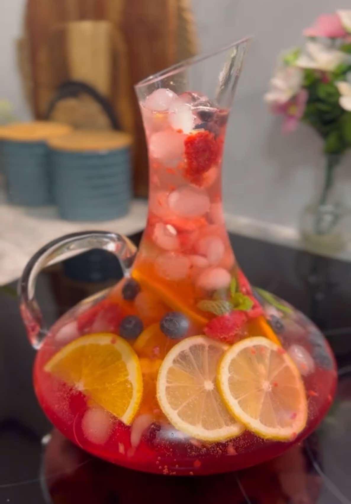 Mocktail 🍸♥️😎 #Recipe #foodtiktok #explore #mocktails #fyp  Ингредиенты  Клубничный сироп Monin Не сладкая газированная минеральная вода  Газированный напиток со вкусом арбуза  Лед Лимон  Апельсин  Малина  Голубика Мята 