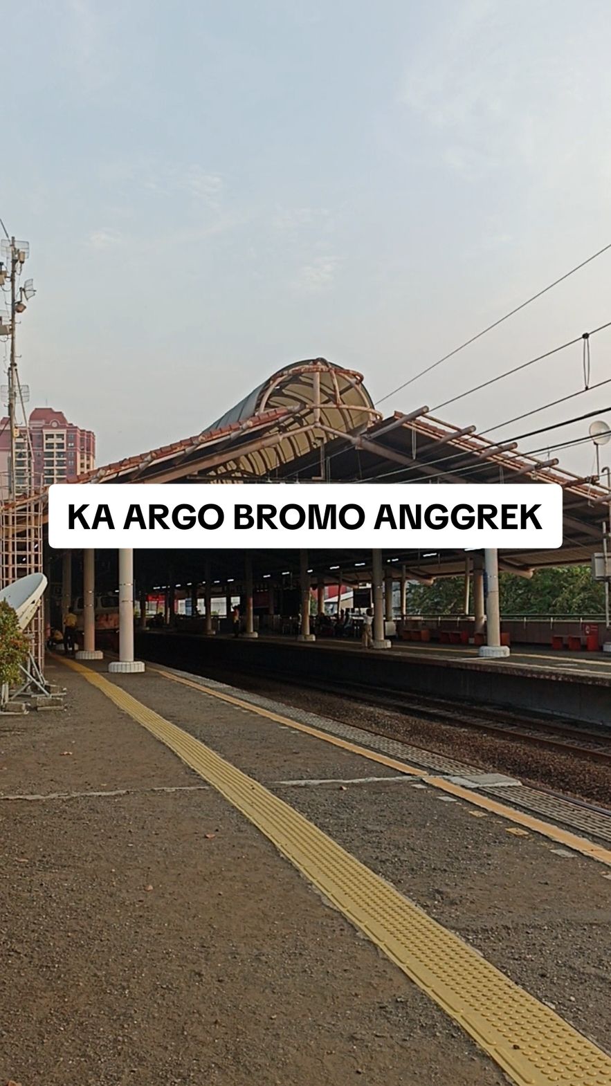 usai berdinas KA 1 Argo Bromo Anggrek pulang ke dipo jakarta kota untuk dicuci dan dibersihkan kemudian dipersiapkan untuk berdinas kembali sebagai KA 4 Argo Bromo Anggrek Malam dari gambir tujuan surabaya pasarturi Rec: 17 Agustus 2024 (pribadi)  @fajarpurnomooo  #keretaapiindonesia #keretaapi #keretaapikita #railfansindonesia #kai121 #huntingkereta #srfdd⚡ #srfdd⚡ #srfdd🛐 #foryoupage #masukberanda #xyzbcafypシ #daop1jakarta #railfansdaop1 #argobromoaanggrek #fypシ゚viral #fypviraltiktok🖤シ゚☆♡ #pantura #kaargobromoaanggrek #daop8 #daop8surabaya #railfans #fyp  #creatorsearchinsights #xyzbca #xzybca #xyzabc #jakartakota 