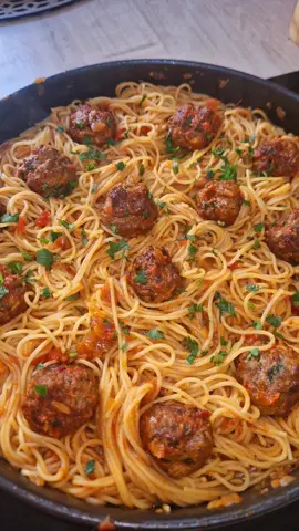 سباغيتي بكريات اللحم والفلفل الأحمر خرج اكثر من رائع  #recettefacile #وصفات #وصفات_سهله #recettefacile #pasta #سباغيتي_بالصلصة #spaghetti @les délicesdesihem🇩🇿 @les délicesdesihem🇩🇿 @les délicesdesihem🇩🇿 