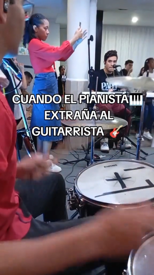 ¿TAMBIEN EXTRAÑAS AL GUITARRISTA? 🎹: @ElProfe  voz principal: @Yefferson Edu TY  #church #piano  #guitarra #montesanto #drums #fe 