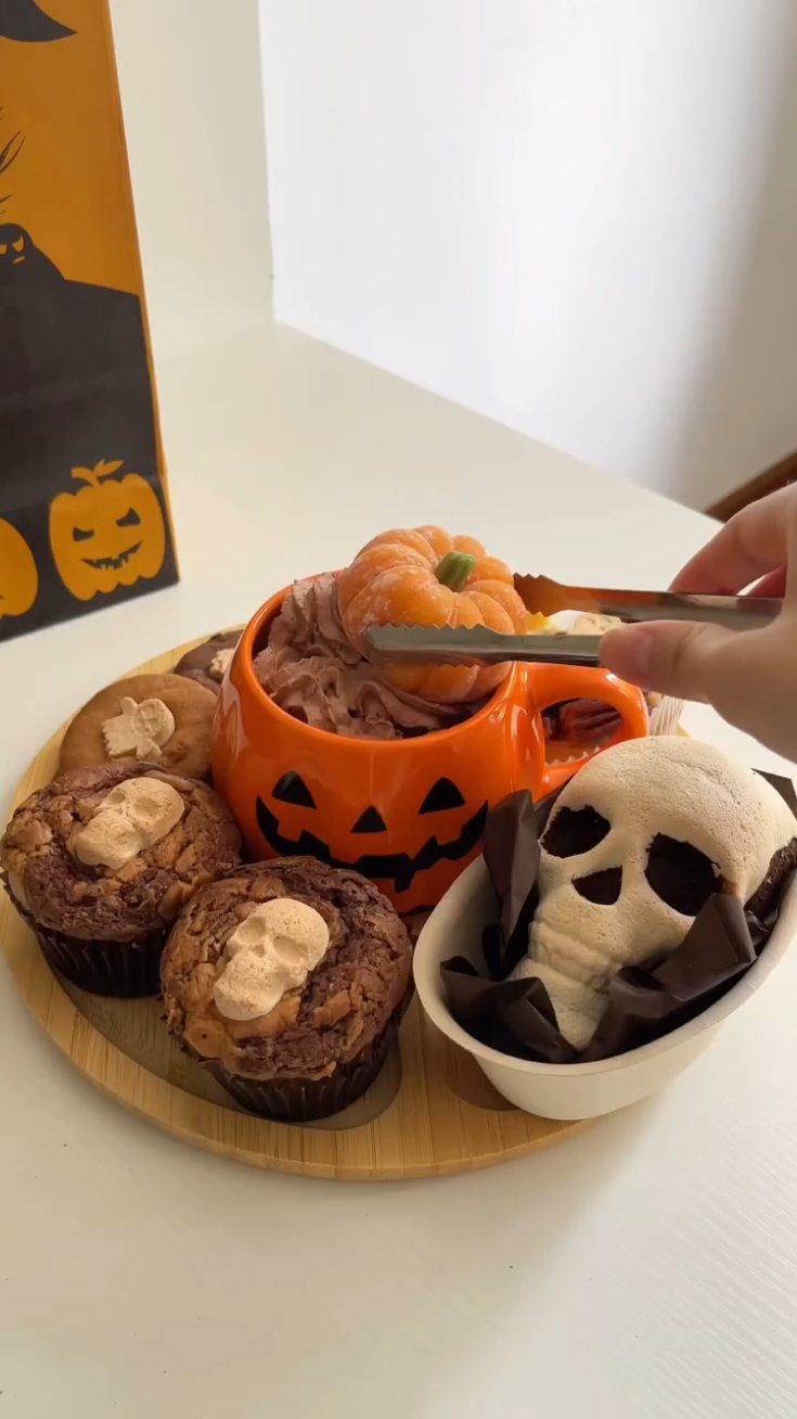 Eat Halloween dessert with me #choclate #fyp #satisfyingvideo #asmr #asmrvideo #trending #making #asmrsounds 