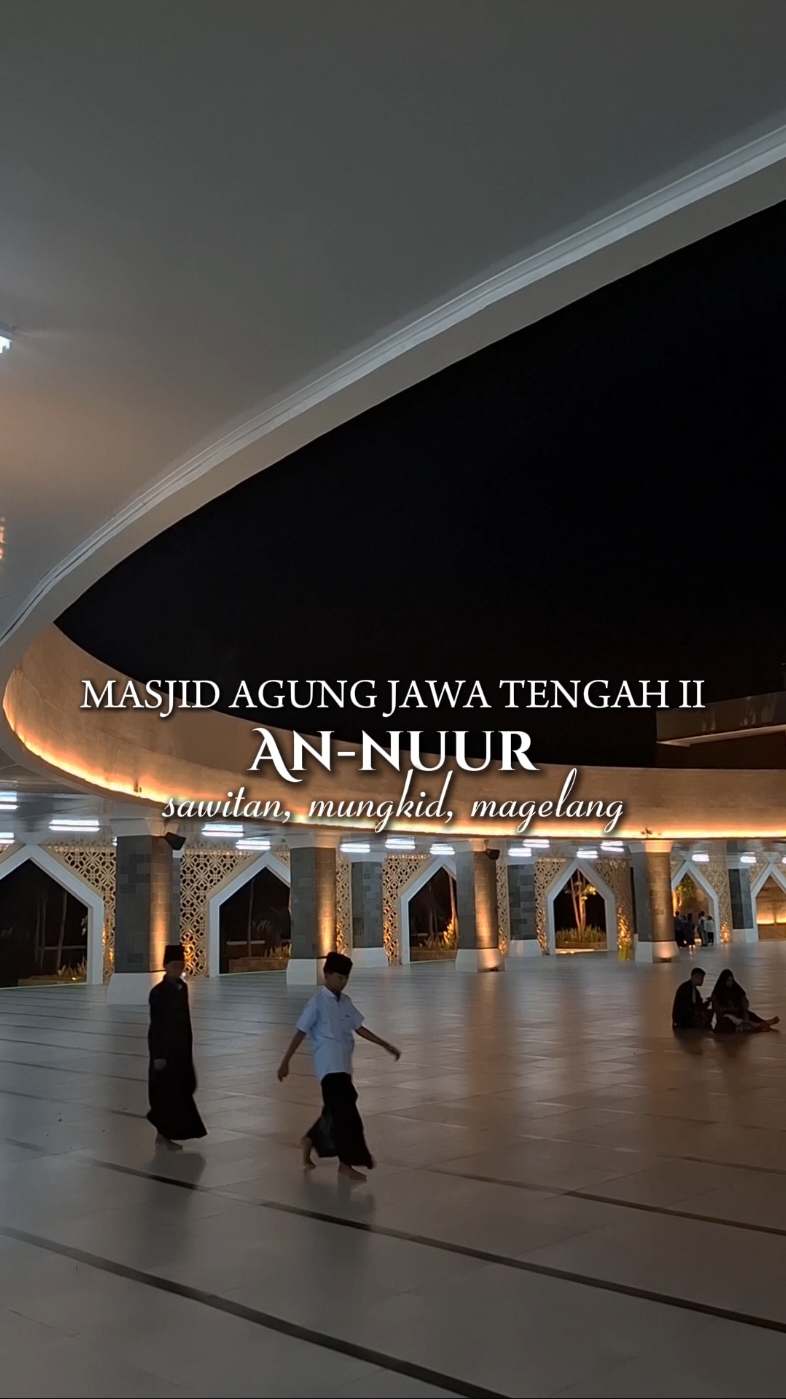 MasyaAllah, begitu megahnya Masjid Agung Jawa Tengah An-Nuur yang lokasi nya di Sawitan, Mungkid, Magelang🥹🫶🏻 MAJT An-Nuur ini merupakan Masjid Agung Jawa Tengah kedua setelah yang pertama lokasi nya di Semarang🥹 MAJT An-Nuur telah launching minggu kemarin tanggal 27 Oktober 2024 diresmikan oleh PJ Bupati Kab. Magelang dan PJ Gubernur Jawa Tengah🍃 MAJT An-Nuur ini terdapat 2 lantai yakni lantai pertama untuk islamic center dan lantai dua untuk sholat yang dapat menampung hingga 5000 jemaah🫶🏻 MAJT An-Nuur ini dibangun seluas 24.866 meter² yang juga terdapat Menara setinggi 30 meter yang di lantai 7 dapat melihat pemandangan perbukitan menoreh, candi borobudur, dan kawasan sawitan🍃🌿 Yukkk... disegerakan untuk sholat di masjid baru nya Magelangg!!!!🫶🏻 #majt #masjidagungjawatenggah #masjidagung #magelang #magelang24jam #borobudurnews #foryouviral #sawitan #mungkid #wisatareligi #lyodra #sampaikanrindu  #viralborobudur #viralmagelang #infomagelang #masjidbaru #masjidmagelang #borobudur #JelajahLiburan #masjidannur 