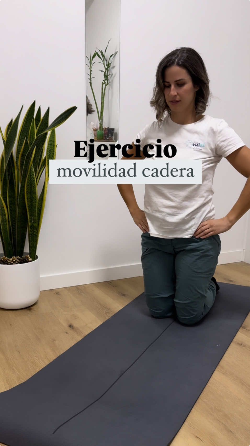 RUTINA DE MOVILIDAD DE CADERA 🙆🏽‍♀️👉🏼 ¿Sufres de trocanteritis, bursitis, tendinosis del glúteo medio o artrosis coxofemoral? 🦵 Te recomiendo incorporar esta rutina a tu día a día 🗓️ ✅ La clave: darle movilidad a tu cadera para aliviar y mejorar la articulación. ✨ ¡Pruéba estos 5 movimientos! ✨ Si necesitas ayuda personalizada, estoy  aquí para ayudarte 🩵.  Escríbeme 📲 690 96 47 88 y comenzamos a trabajar en tu recuperación. #fisioterapia #fisioterapeuta #fisiole #movilidadcadera #trocanteritis #bursitis #artrosis #artrosisdecadera 