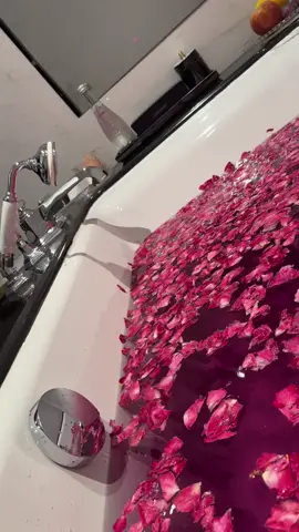 A bathtub with rose petals is very convenient. Bathing while listening to music is very pleasant🛀🏻🫧❣️