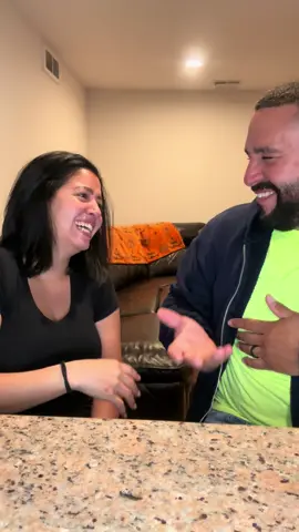 Bien and you?🤣 #trishandrick #jokeswithtrishandrick #spanglish #tengounchiste #chiste #risa #sonrisa #marriedlife #husbandwife #couplegoals #funny #keepsmiling