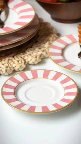 Nossa Coleção Nova de Pratos está imperdível e de primeira já apresento a vocês a Linha Stripe Rosa. Trabalhada em cerâmica com a borda listrada. Perfeita!!! ✨ #homedecor #Home #decor #decoracao #casa 