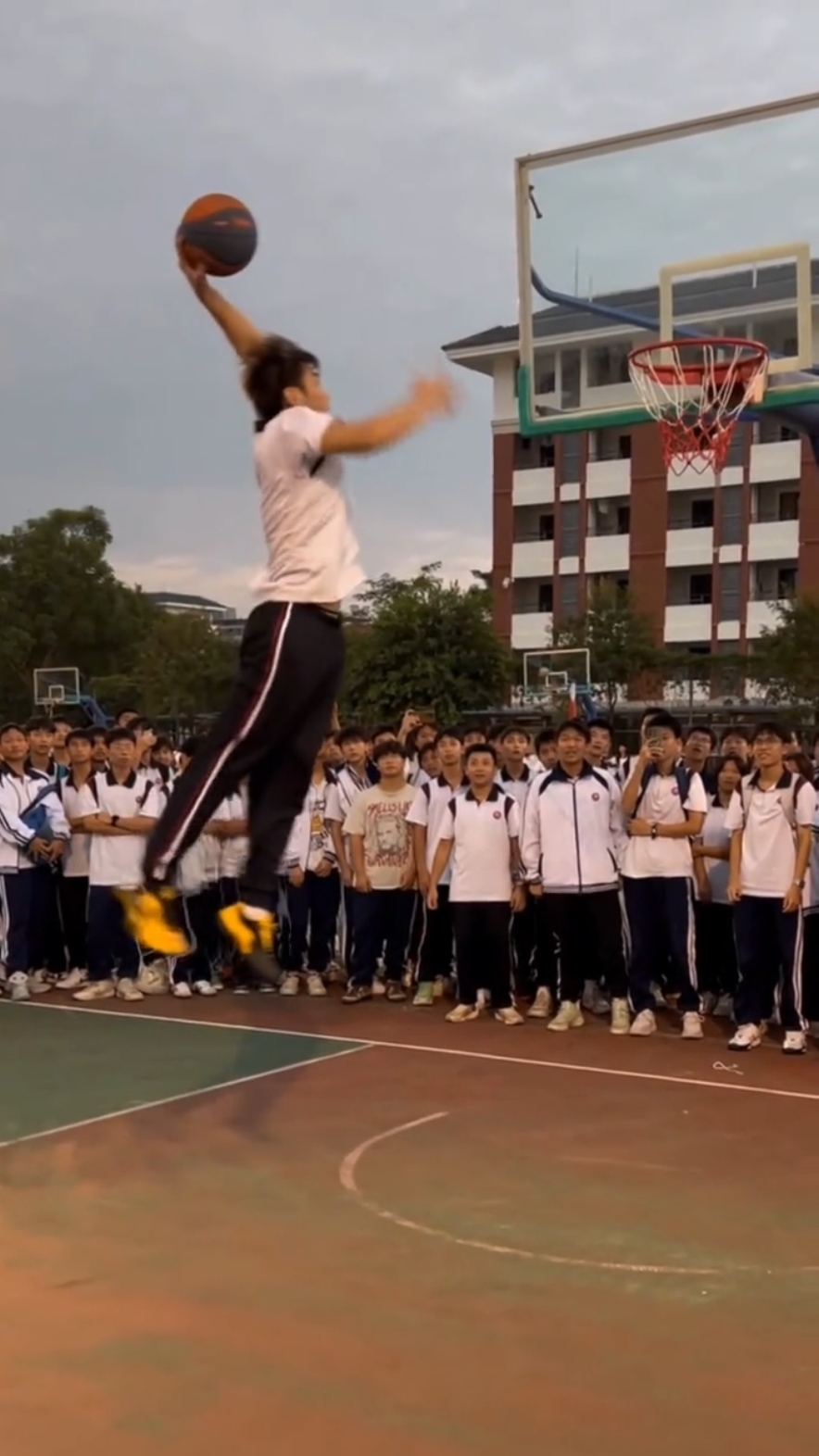 Is this the charm of dunk？ #campusbasketball #Basketball #ipandafashion #streetbasketball #dunk 