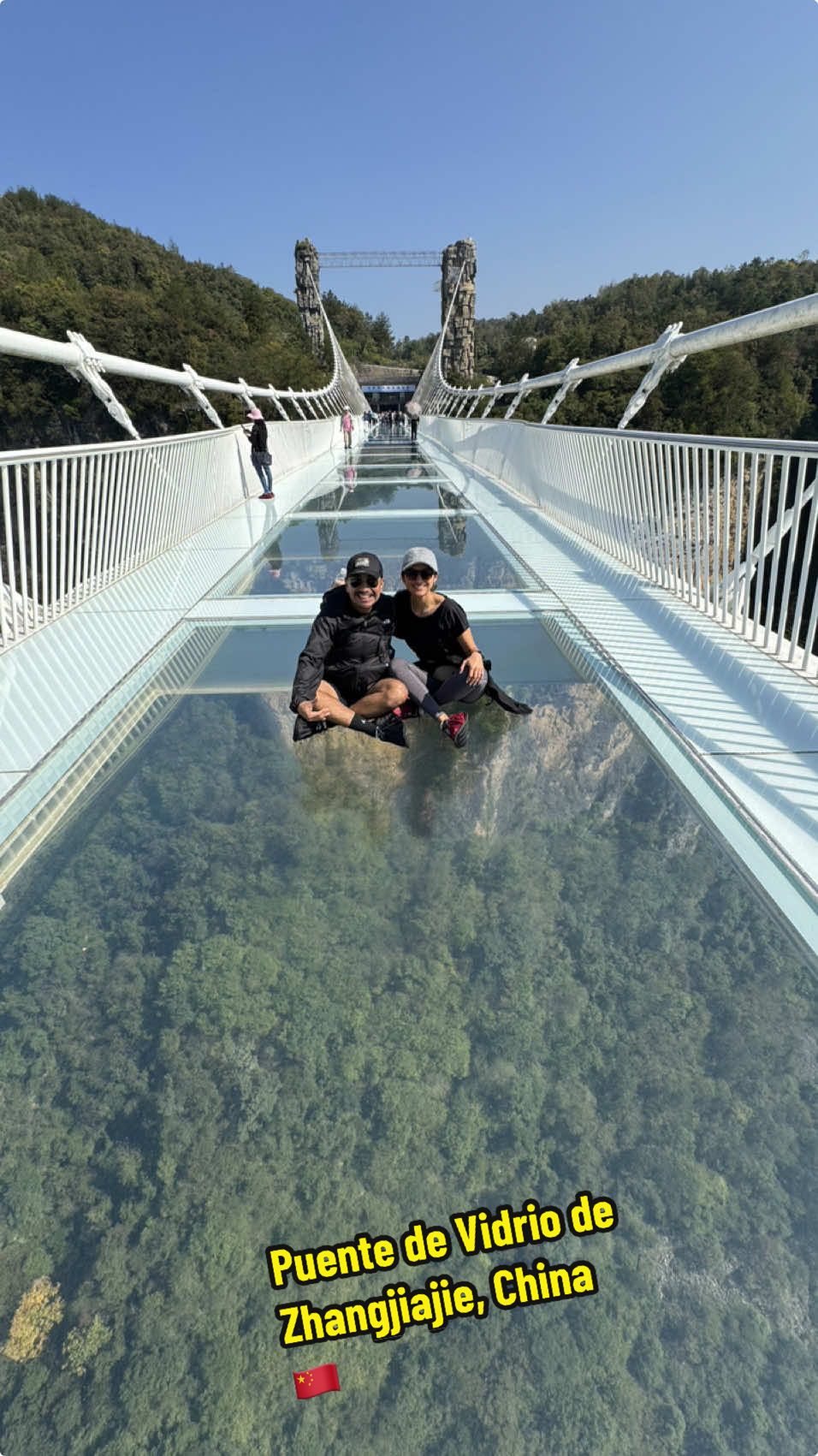 Aventuras cósmicas en China, versión puente de Vidrio. China está onfire, este puente es una atracción del parque “Great Canyon”. Aquí te das cuenta que la mente te juega sucio, cuando caminas por el vidrio e imaginas el piso rompiéndose en mil pedazos y tú analizando si te da tiempo o no para saltar hacia el área blanca y salvar tu vida de una caída mortal 🤣 Si hay una diferencia cultural enorme, pero nos la estamos disfrutando con @melycorona.m ❤️ Hay que adaptarse porque lo más probable es que toque seguir viniendo muuuuucho a China 🇨🇳 😅🙌🏻 #china #zhangjianjie #puentedevidrio #glassbridge #glassbridgewalk