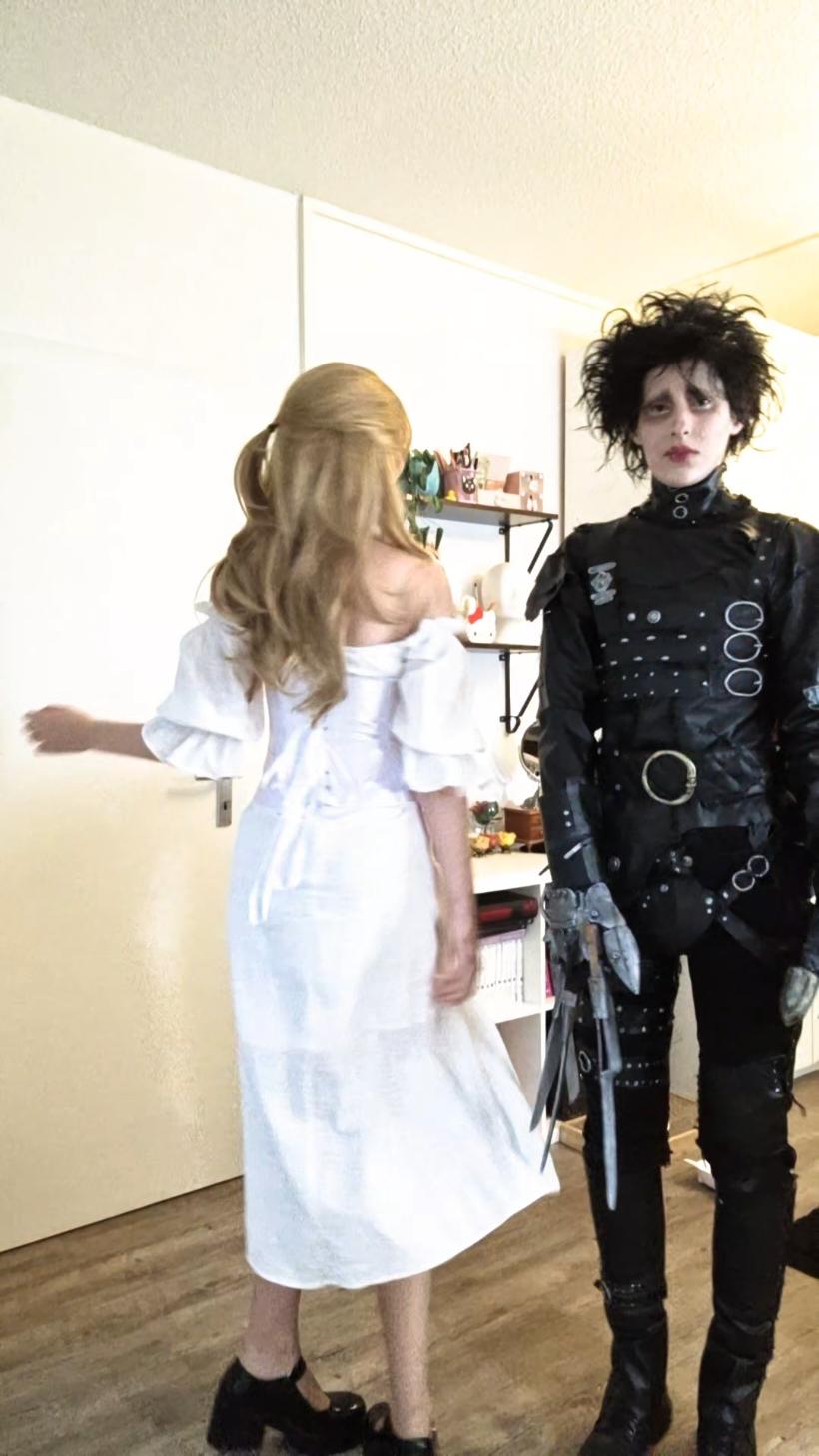 kim & edward got them moves @varae  #edwardscissorhands #edwardscissorhandscosplay #cosplay #foryou #fyp 