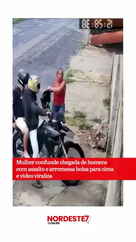 Uma cena engraçada e surpreendente tomou conta das redes sociais, onde uma mulher, ao ver dois homens chegando em uma moto perto de sua casa, confundiu-os com assaltantes. Em um ato de puro reflexo e proteção, ela arremessou sua bolsa por cima do muro e correu para se proteger. A situação, que poderia ter sido tensa, acabou em risadas quando os homens revelaram ser conhecidos da mulher, apenas chegando para uma visita inesperada. A situação ocorreu quando os dois homens, amigos da família, estacionaram em frente à casa para uma visita. Porém, ao notar a aproximação da ... 🔗 Matéria completa em @nordeste7.com.br #Brasil #amigosconfundidoscomassaltantes #bolsaarremessada #confusãoengraçada #medodeassalto #reaçãoimpulsiva #segurançaurbana #situaçãoinusitada #sustocommoto #viralredessociais