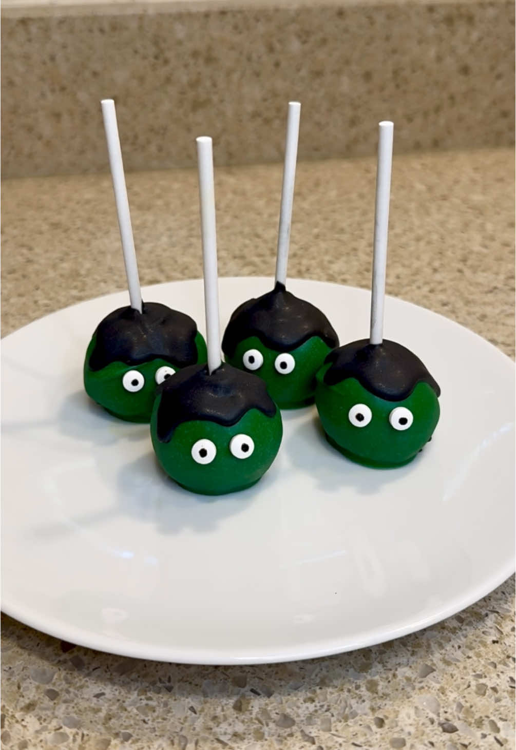 Frankenstein Cake Pop #cakepops #halloween #HalloweenTreats #frankenstein #chocolate 