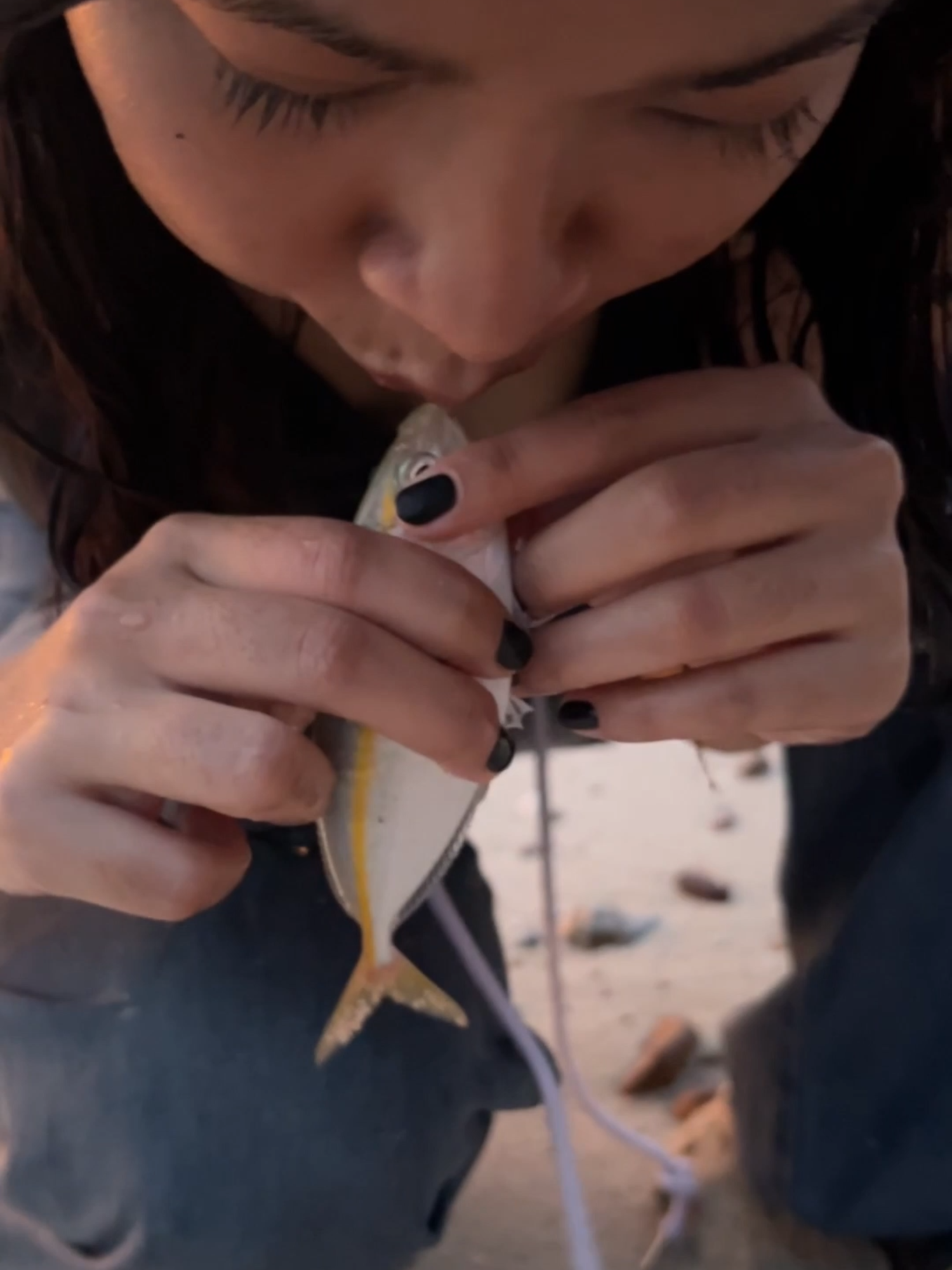 Woman revives motionless fish with CPR, we were all able to witness a miracle ❤️