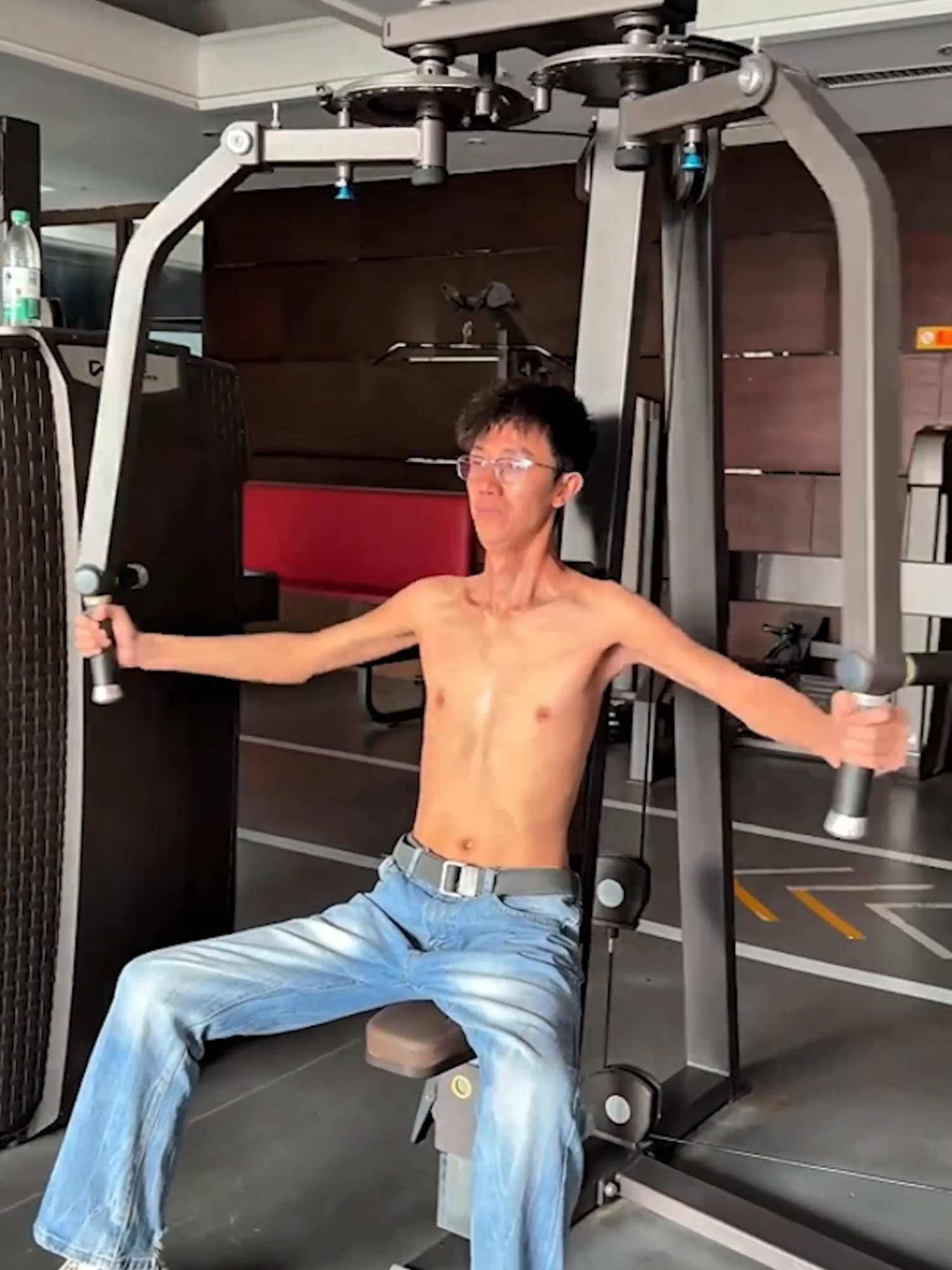 Skinny man's arms tremble through every lift at gym. He's on a mission to gain muscle 💪