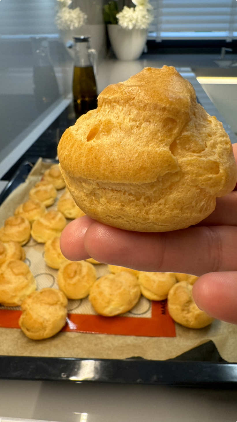 Profiterol Hamuru icin: 125 gr tereyagı veya margarin 1 su bardagı su 1 su bardagı un 3 tane yumurta(L) Kreması icin: 2,5 su bu bardagı sut 5 yemek kasıgı tozseker 1 paket vanilya 2 yumurta sarısı 2,5 tepeleme yemek kasıgı nisasta Sogukduktan sonra(1 paket kremsantitızu veya 100 ml sıvı krema) Ganaj icin 1,5 su bardagı sut 1,5 yemek kasıgı nisasta Yarım su bardagi seker 1 tatlı kasıgı tereyag 90 gr bitter cikolata Oncelikle kremasını hazırlayın. Krema icin;sutu tencereye alın.Bir kaseye,yumurta sarılarını,sekeri,vanilya,nisastayı alıp guzelce cırpın.Sutun altını acıp ılıyınca bir kepce alıp yumurtalı karısıma ekleyip karıstırın ve tamamını sute dokup kısık atesde karıstırarak koyulasana kadar pisirip sogumaya bırakın.Kremanızı birgun once yapıp buzdolabında dinlendirirseniz daha guzel olur.Soguyan kremaya kremsanti veya krema dokup cırpın.Buzdolabında bekletin Ganajida  hazırlayın sogusun.Cikolata ve tereyag haric malzemeleri tencereye alıp koyulasana kadar pisirip altını kapatın.Tereyag ve cikolatayı ekleyip eriyene kadar karıstırın.poset ile temas edecek sekılde kapatıp sogumaya bırakın. Hamuru icin Oncelikle yagi ve suyu  tencereye alıp yag eriyinceye kadar bekleyip tuz, ve unu ekleyip karıstırarak hamuru biraz pisirip(5-10 dakıka) ılımaya  bırakın.Hamur ılıyınca teker teker yumustaları ilave edip hamura guzelce yedirin.Teker teker eklemeniz onemli.Sonra hamuru krema torbasına alıp toplar sıkın.Tamamı bıtınce elinizi suya batırıp ust kısımlarını duzeltin Onceden iyi ısıtılmıs 200 derece altust fırında guzelce kızarana kadar pisirin.Sakın firin kapagını piserken acmayın.Fırını kapatıp 15 dakika kadar profşterolleri bekletip fırından cıkarın.Soguyunca kremasını koyup cıkolata aosu ekleyip servis edin #tatli #profiterol 