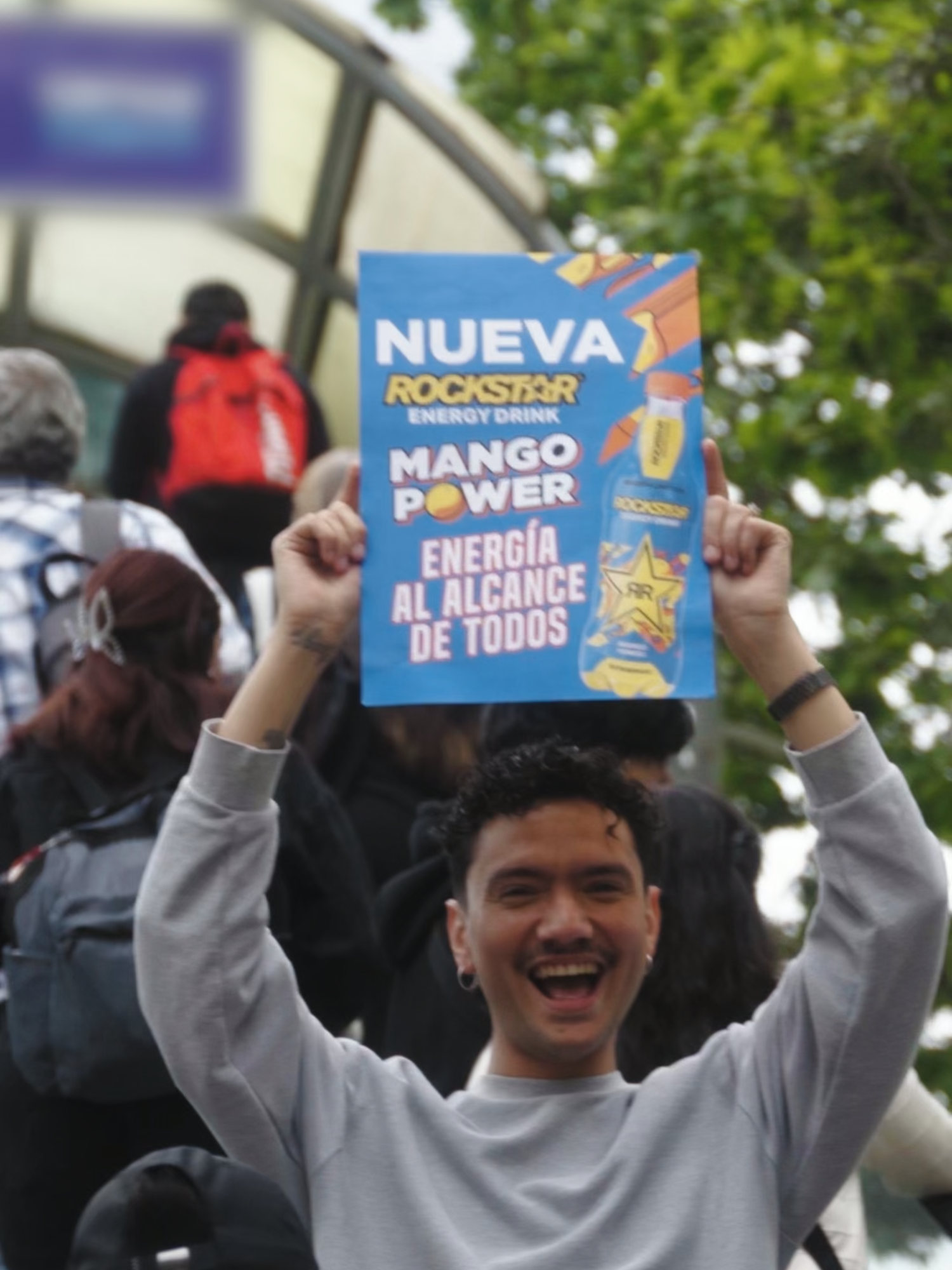 ¡La energía que los trabajadores necesitan está aquí! 👷‍♀️👨‍🏫💻 Nueva Rockstar Mango Power, recarga tu día con energía, vitaminas + guaraná 🥭⚡😎 . #EnergíaAlAlcanceDeTodos