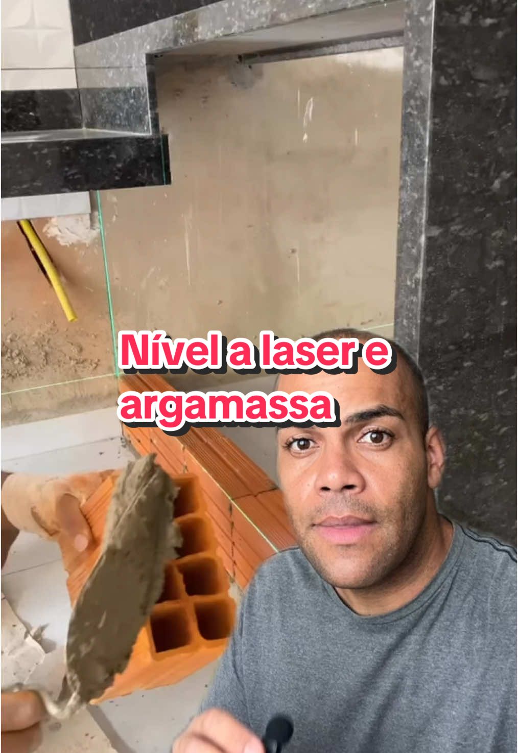 Alvenaria com nível a laser e argamassa. #DicasDeObras #Reformas #Obras #Construcao #pedreiro 