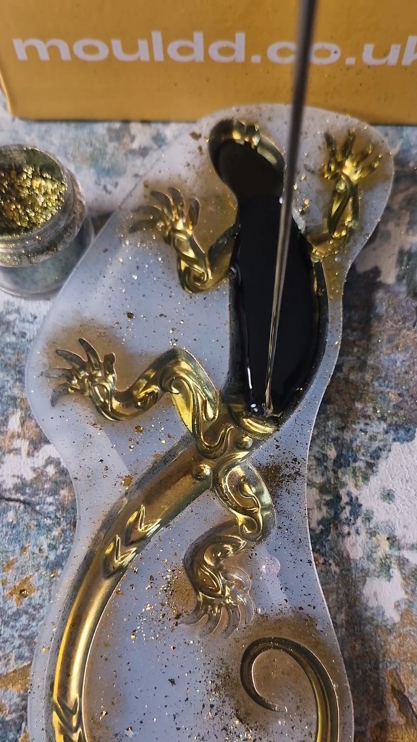 This technique is nothing new, but every time I do it, I'm always amazed at the results   I love how it's resin yet looks like metal. I adore anything chrome Pre-order your lizard today in any colour  Gold dust colour shift Powder and lizard mould @shopresinmolds  Epoxy resin and black opaque pigment paste @mouldd_resin  #gecko #lizard #Lilyminilli #resinart #resinpour 