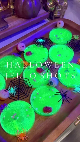 a spooky halloween treat 🧪👻🧫 @Bloom Nutrition #bloompartner #spooky #halloween #halloweendiy #jelloshots #halloweendrinks #petridishjelloshots #spookyseason #drinks #asmr #asmrdrinks #halloweenparty 