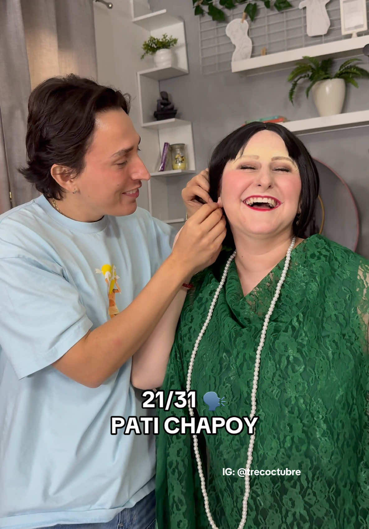 Disfrazándome de PATI CHAPOY en Ventaneando 🗣️ con @yaelvillarreall 💜 sígueme en lG: @trecoctubre para ver los 31 disfraces que haré en el mes 👻  #trecoctubre#trecoctubrensition #transición #transiciones #disfraz #halloween #costume #cosplay #disfraces #originales #costumes #tutorial #Vlog #tutorial #patichapoy #ventaneando #chisme #patychapoy #meme #pedritosola