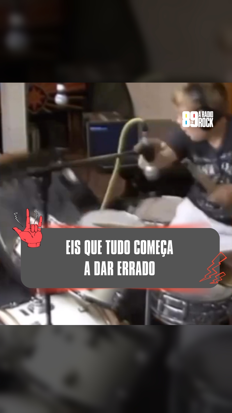 EIS QUE TUDO COMEÇA A DAR ERRADO! E aí já sabe né? Vira uma sequência de erros sem igual... Crédito: musicoserrando (instagram) #89 #89fm #89aradiorock #89fmaradiorock #radiorock #aradiorock #rock #vivaorock #bateria