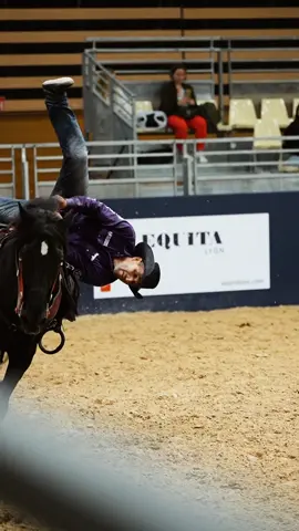 [VOLTIGE] 🤸🏻‍♀️🤠 🇫🇷 Quelles acrobaties du côté du Pôle Western ! 🚀 🇬🇧 What incredible moves over at the Equita Lyon Western Horse Show! 🚀 📸 PSV • H. Palmer  #EquitaLyon2024 #equitalyon #Eurexpo #GLeventsEquestrianSport #glevents #equitalyonwesternhorseshow  