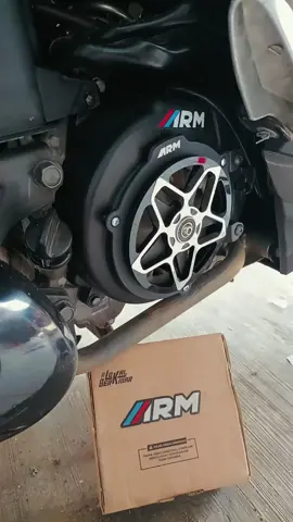 Rekomendasi Cover Kipas dengan perpaduan Spinner untuk motor Scoopy,beat dll. -Material: Billet Alumunium Alloy & Acrylic Two Tone -Proses: CNC & Laser (100% detail & presisi) Tersedia warna : -Silver (spinner merah, biru & silver) -Hitam (spinner merah, biru & silver) Pembelian sudah termasuk sekrup untuk assembly Dijamin pasti PNP Untuk type motor -BEAT - SCOOPY -ΜΙΟ -VESPA - FINO - FILANO, dll #spinermotor #spinerluigy #spinerfastbike #spinerscoopyesp #spinerarm #spinermufac #variasimotor #spinermotormatic 